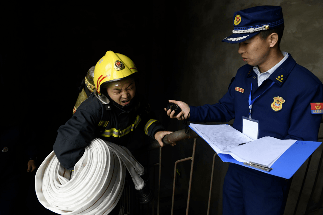  橄榄球并列争球视频 